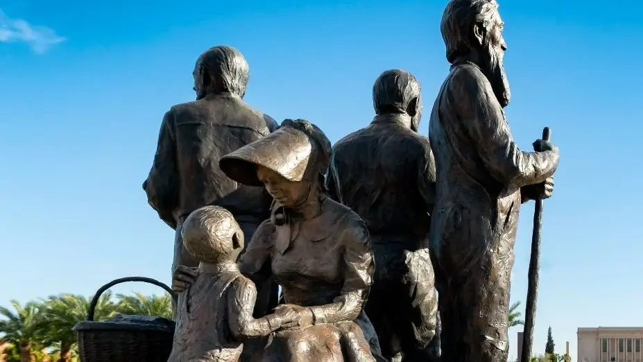 拓荒者公園內的拓荒者銅像紀念碑。背景中可以看到梅薩神殿。