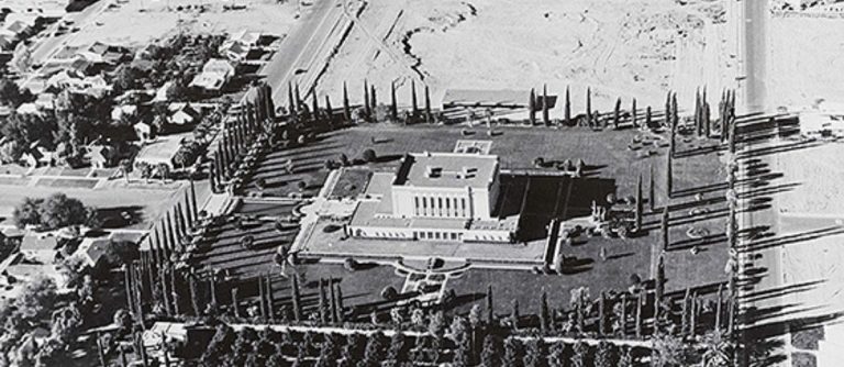 Itim at puti ang Mesa Temple mula sa itaas.