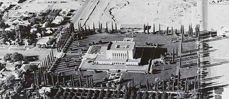 梅薩神廟從上面看是黑白的。