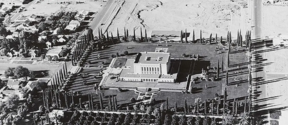 梅薩神廟從上面看是黑白的。