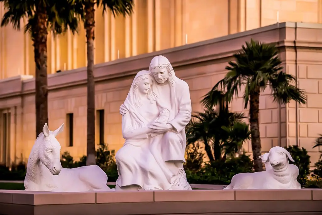 梅萨圣殿前的大理石耶稣诞生场景,玛丽和约瑟夫怀抱婴儿耶稣,周围是谷仓里的动物。