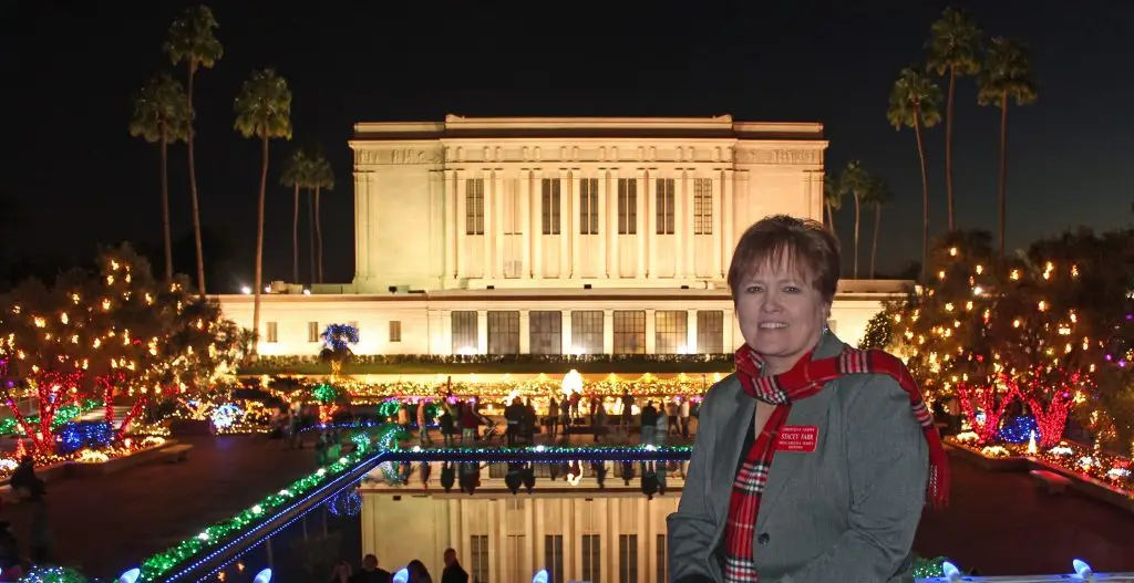 梅萨圣殿圣诞灯饰总监史黛西·法尔 (Stacey Farr) 在寺庙内的圣诞灯饰前。