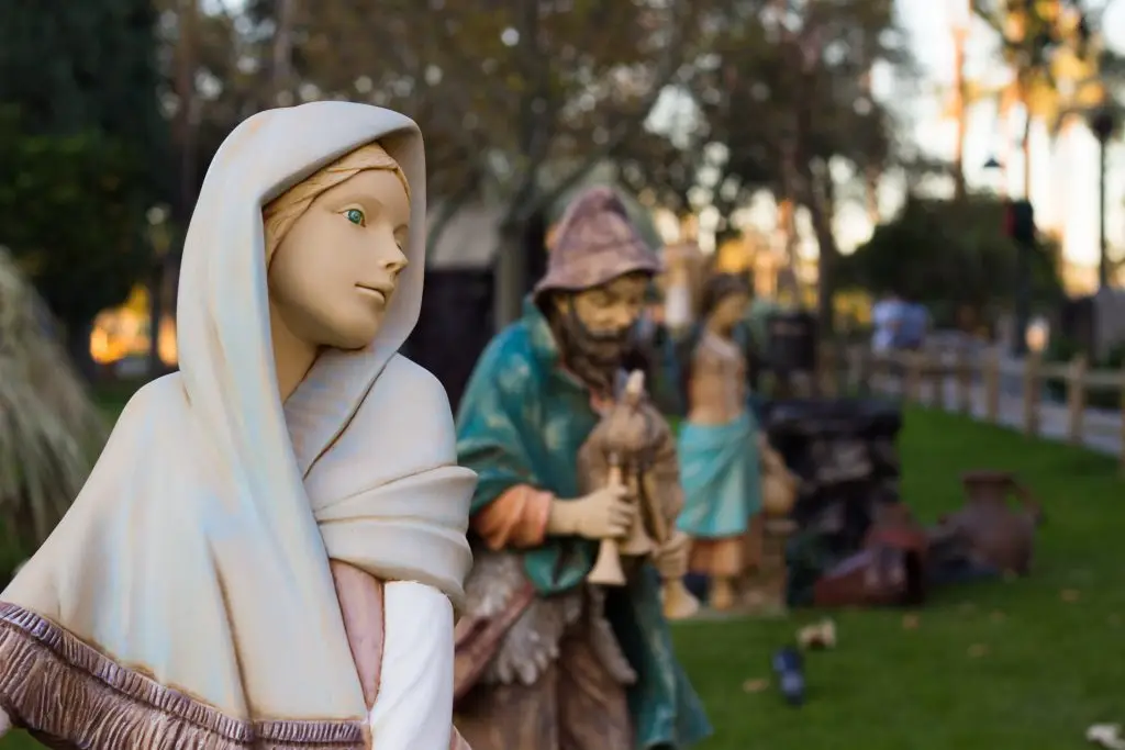 圣诞节期间,梅萨神庙的耶稣诞生场景。背景中的树上闪烁着圣诞灯饰。