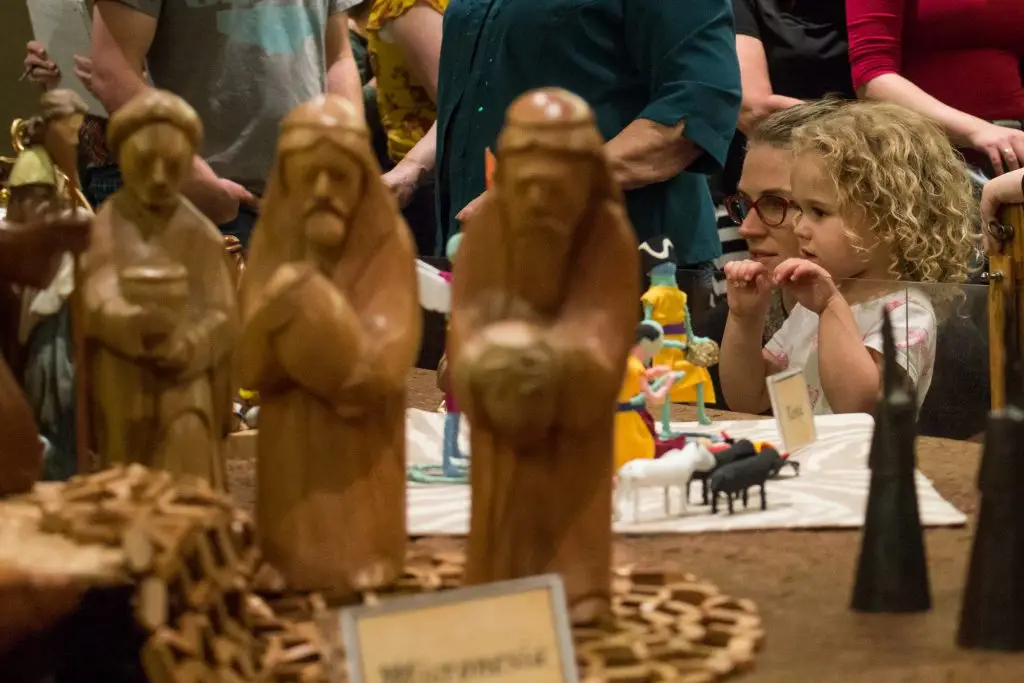 旁观者正在欣赏梅萨神庙的小型耶稣诞生场景。