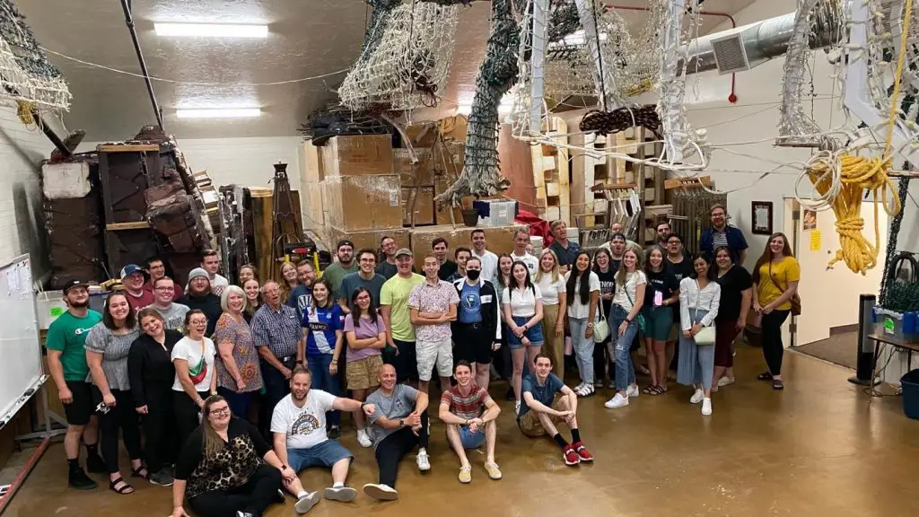 凤凰城 YSA Union Hills 区和 Surprise 分部在梅萨圣殿仓库度过了一个晚上,为梅萨圣殿圣诞灯饰服务。照片由 Stacey Farr 拍摄,2022 年。