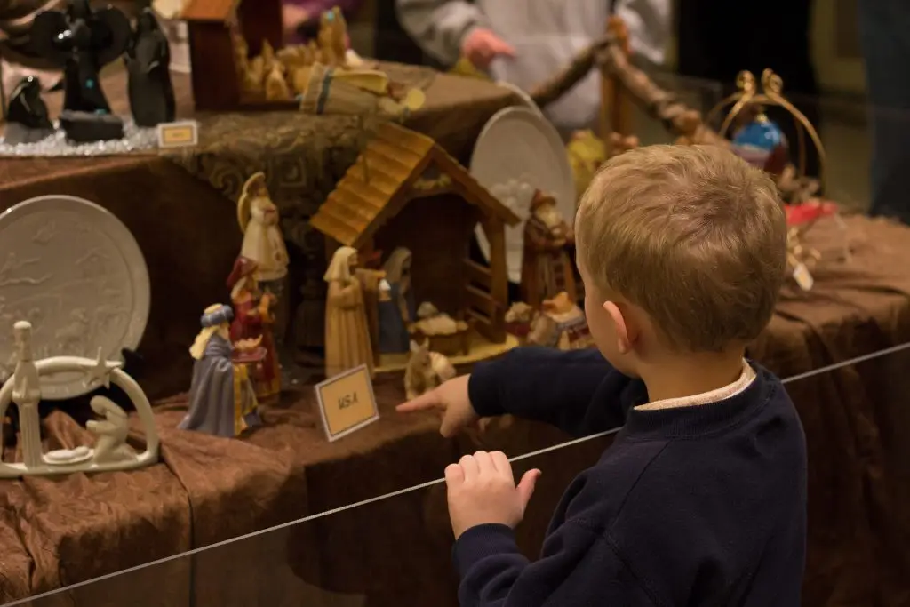 亚利桑那州梅萨圣殿游客中心的圣诞节耶稣诞生展览上的儿童。