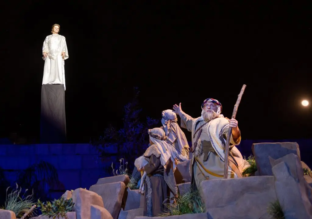 在梅萨圣殿复活节盛会上,一位天使向牧羊人显现,宣布耶稣的诞生。 (凯里·安·胡普斯摄)