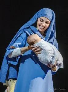 梅萨复活节盛会上,玛丽抱着婴儿耶稣。