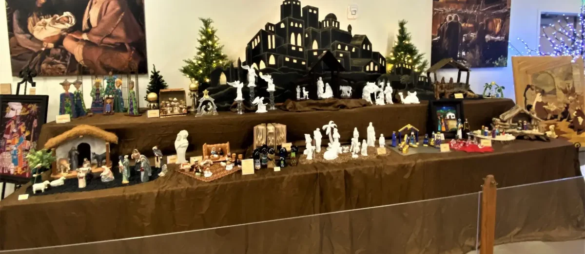 圣诞节期间，梅萨神庙游客中心的桌子上摆放着来自世界各地的耶稣诞生场景。