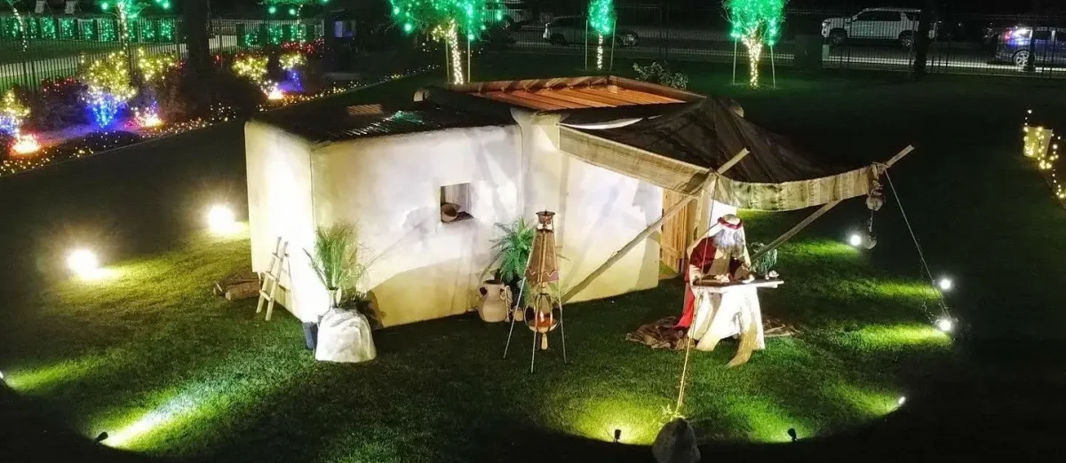 圣诞节期间，梅萨神庙的户外耶稣诞生场景，一座小房子。