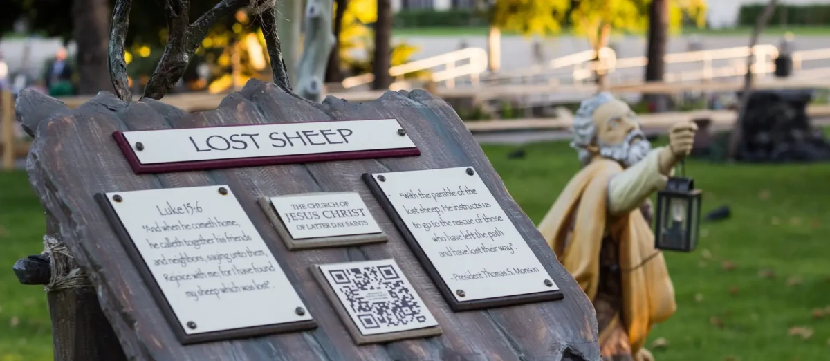 梅萨神庙圣诞灯会上，一位老人提着灯笼寻找丢失的羊，描绘了耶稣诞生的户外场景。