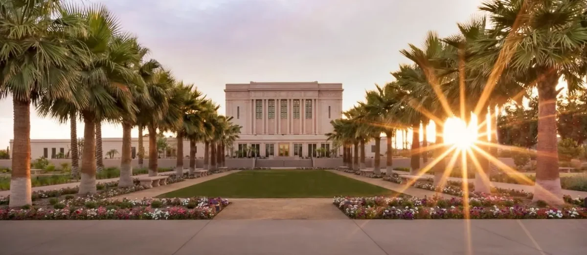 日落时的亚利桑那州梅萨圣殿