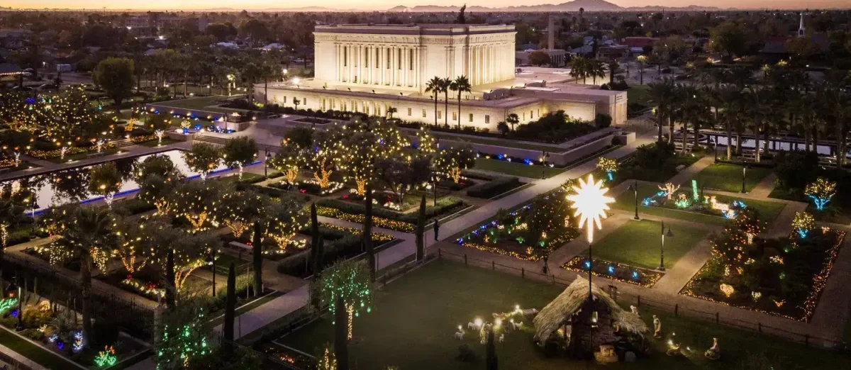 圣诞节期间日落时分亚利桑那州梅萨圣殿和梅萨天际线的空中拍摄照片。