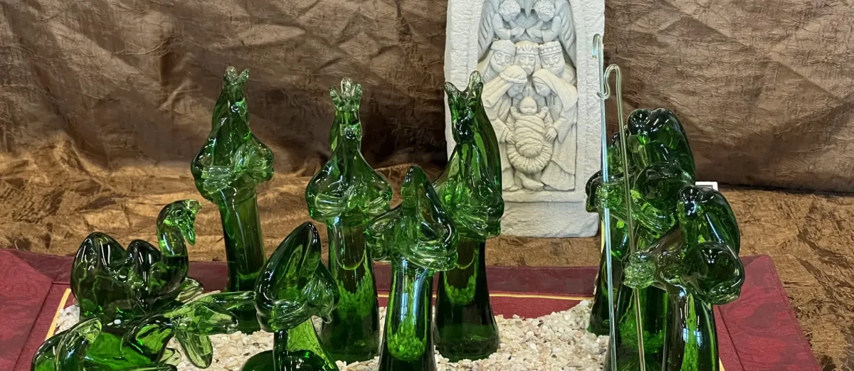 圣诞节期间，梅萨寺游客中心的绿色玻璃缅甸耶稣诞生场景。