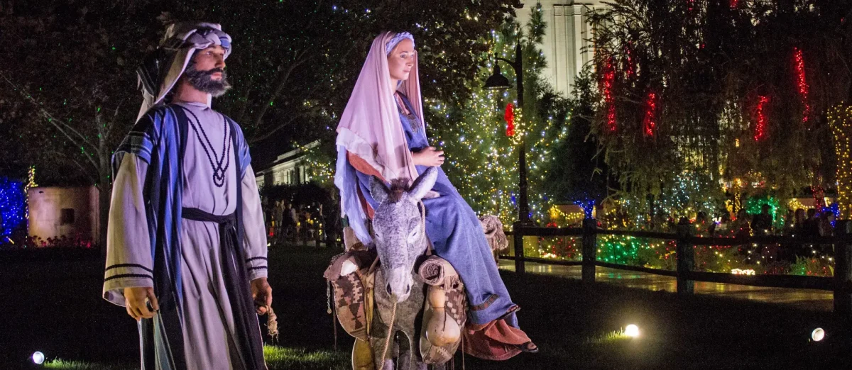 梅萨圣诞灯会上，玛丽和约瑟夫的户外耶稣诞生场景。