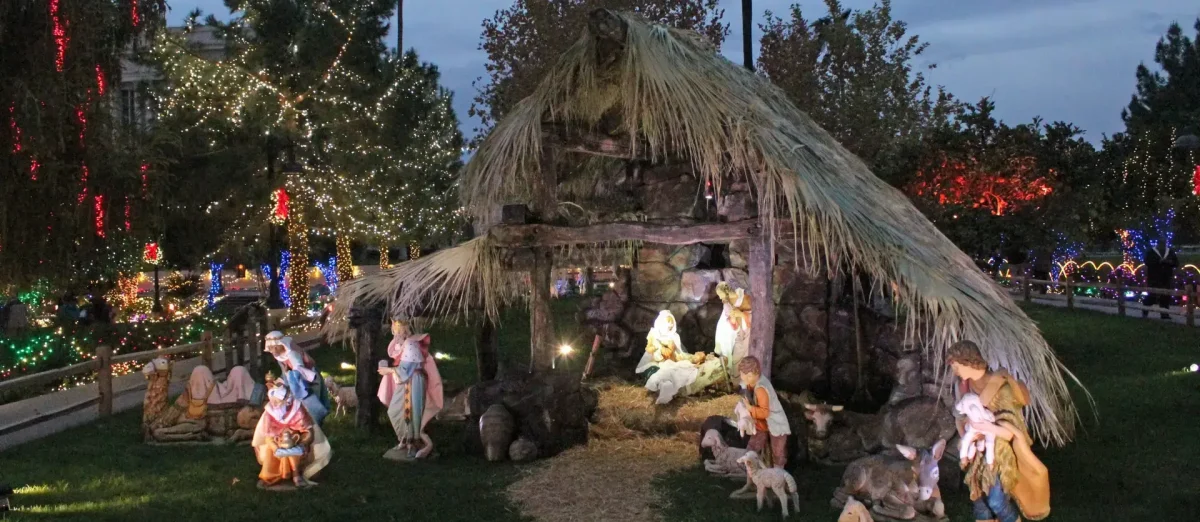 梅萨神庙圣诞灯饰上的室外耶稣诞生场景。